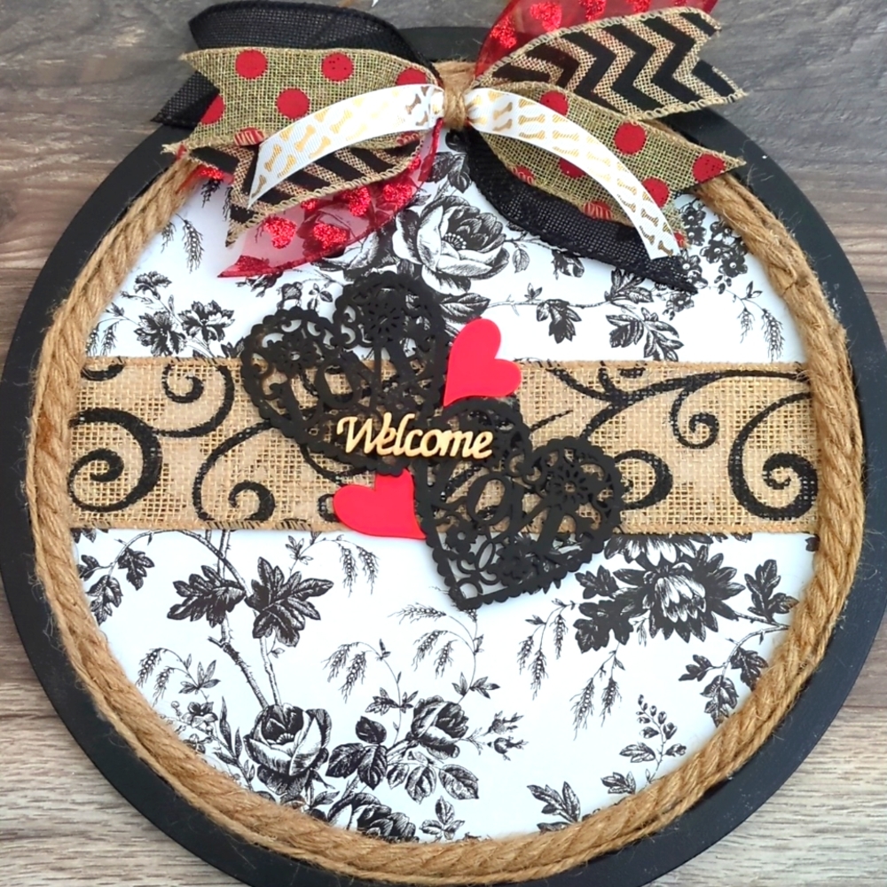 A cute Welcome Love pizza pan door hanger